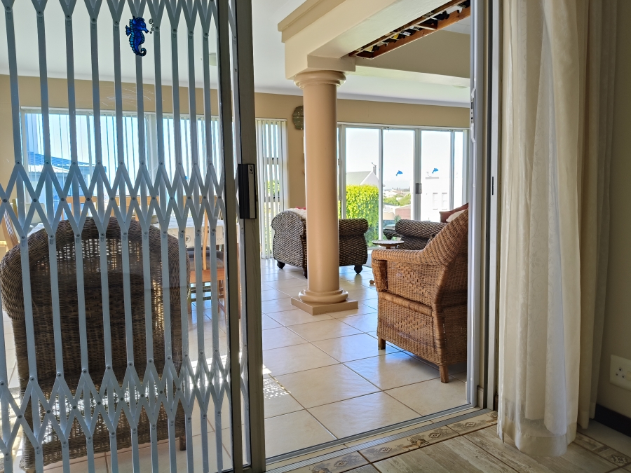 3 Bedroom Property for Sale in Wavecrest Eastern Cape